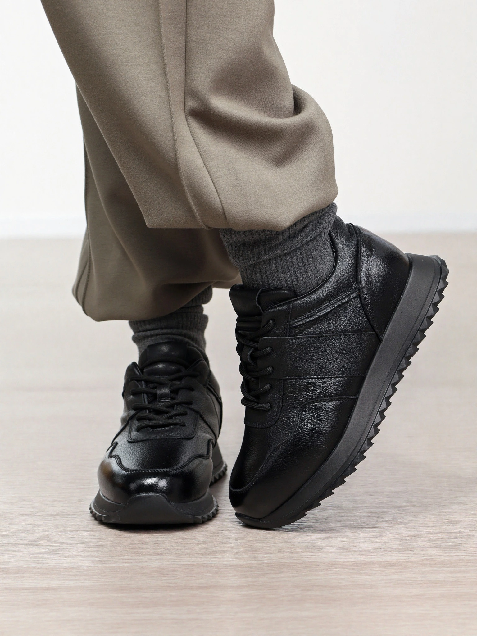 Кроссовки черного цвета на низкой рельефной подошве